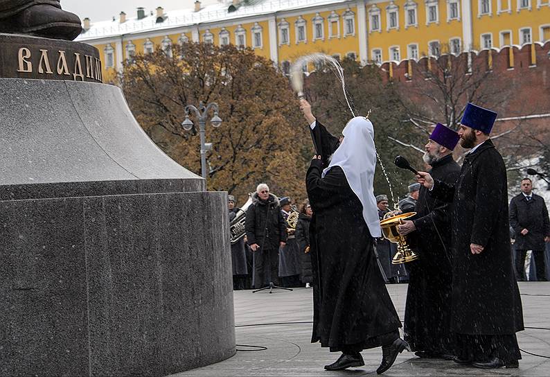 4 ноября. В Москве на Боровицкой площади открыли памятник Князю Владимиру