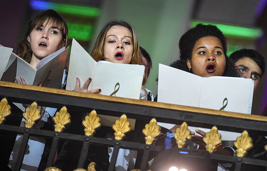 Выступление студентов Академии хорового искусства имени Виктора Попова в зале ожидания Киевского вокзала