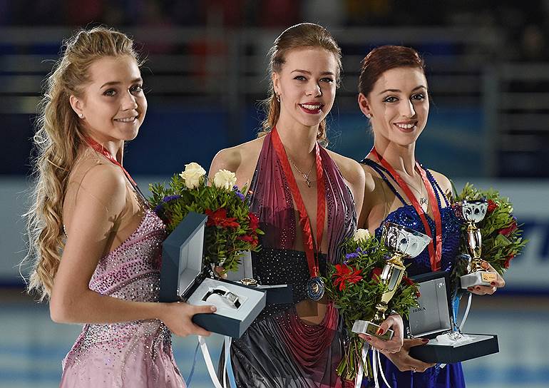 Призеры соревнований в женском одиночном катании, слева направо: Елена Радионова (Россия), Анна Погорилая (Россия) и Кортни Хикс (США)