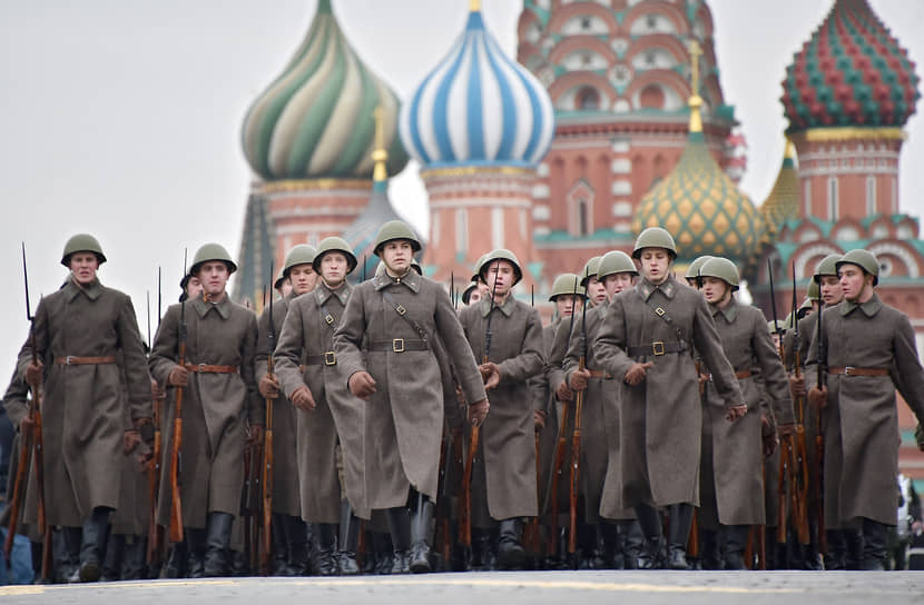 7 ноября 2017 года в торжественном марше, посвященном 76-й годовщине военного парада 1941 года, приняли участие около 5 тыс. человек. По брусчатке Красной площади проехала историческая военная техника, в частности, танк Т-34