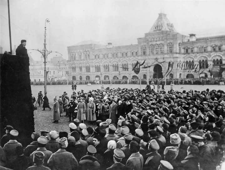 7 ноября 1918 года в Москве на Красной площади состоялся торжественный проход войск в честь первой годовщины Октябрьской революции 1917 года. С тех пор военные парады в этот день стали проводить регулярно
