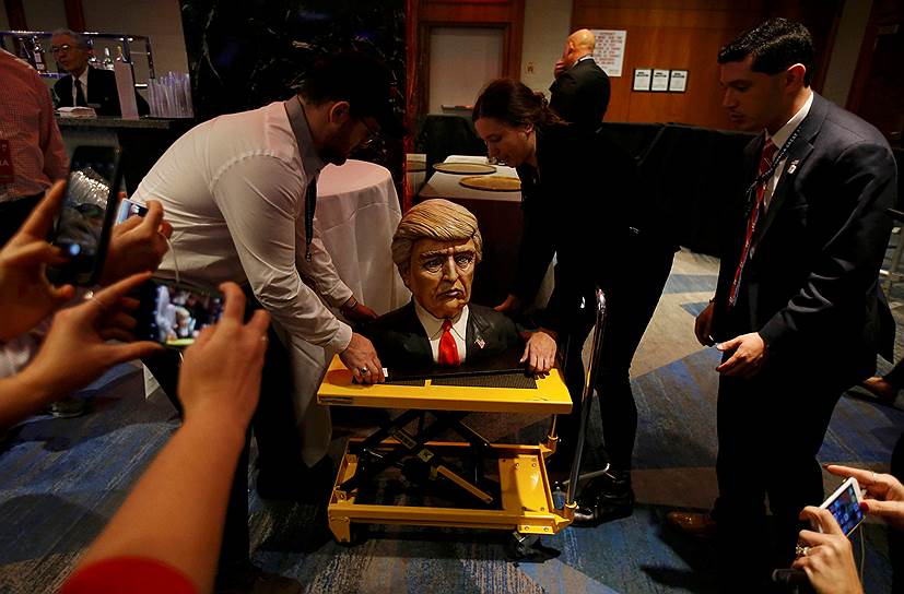 Нью-Йорк, США. Торт в виде бюста кандидата в президенты страны Дональда Трампа в его штабе на Манхэттене