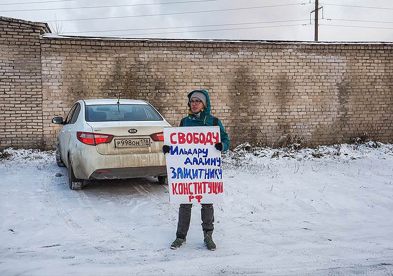 Активист у стен колонии (ИК-7), где содержится Ильдар Дадин 