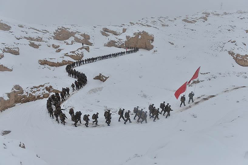 Кашгар, Китай. Подразделение народной вооруженной милиции во время учений 