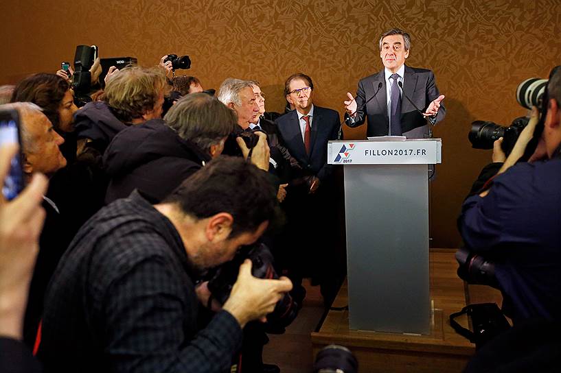 Бывший премьер-министр Франции Франсуа Фийон (в центре)