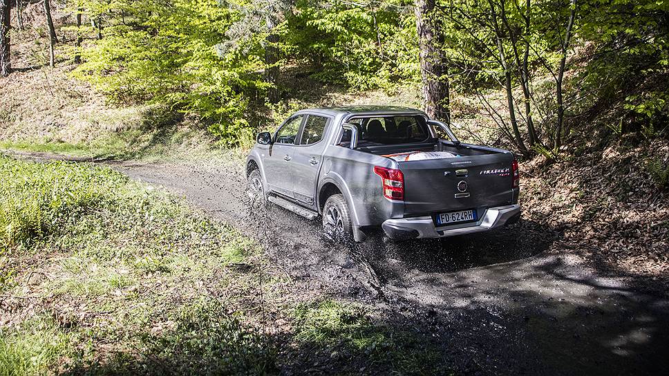 На Fiat Fullback используется трасмиссия Super Select 4x4, изначально разработанная для Mitsubishi Pajero Sport. Это значит, что водитель может выбирать между полным и задним приводом, а также переключаться на пониженную передачу с возможностью блокировки межосевого дифференциала. В сочетании с углом въезда 30 градусов и углом съезда 22 градуса все, о чем следует думать, съезжая на Fiat Fullback с дороги — это о необходимости не терять задний бампер