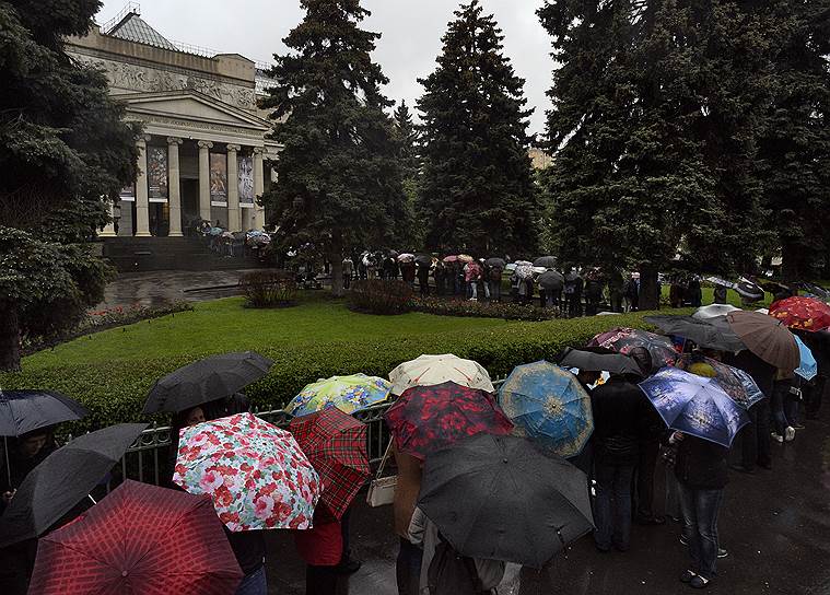 16 мая 2015 года. Очередь в Государственный музей изобразительных искусств им. А.С. Пушкина во время акции «Ночь музеев». Попасть в музей смогли не все, поэтому 23 мая акцию повторили