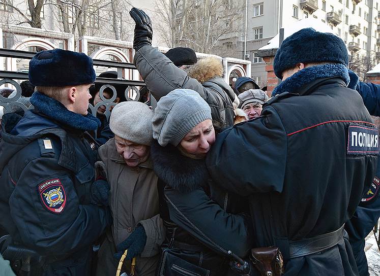 15 декабря 2016 года. Посетители Третьяковской галереи в очереди за именными билетами на выставку «Roma Aeterna. Шедевры Пинакотеки Ватикана»