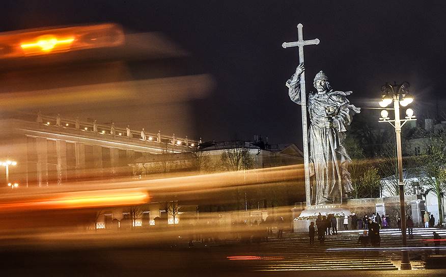 4 ноября. На Боровицкой площади установили памятник князю Владимиру