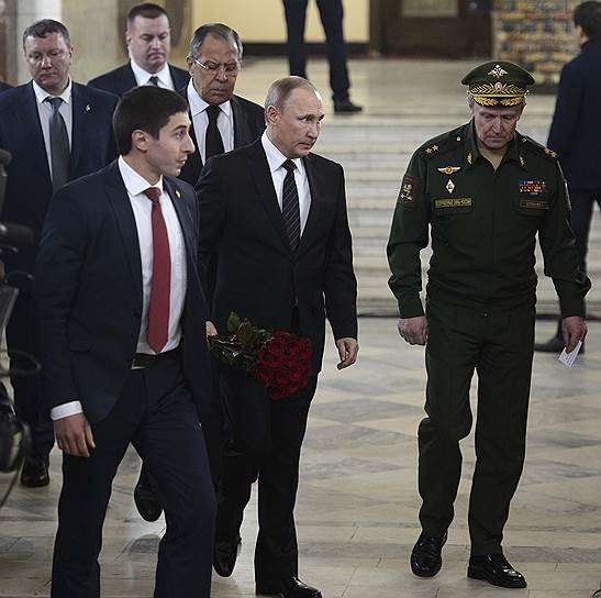 Президент России Владимир Путин (в центре), министр иностранных дел России Сергей Лавров (сзади) и военный комендант Москвы Евгений Селезнев (справа) во время церемонии прощания с Андреем Карловым