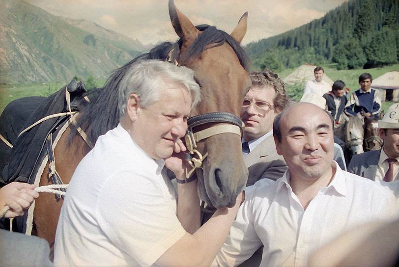 Тогда же Республика Кыргызстан была объявлена независимым, суверенным, демократическим государством&lt;br>На фото: президент России Борис Ельцин  и президент Киргизии Аскар Акаев 