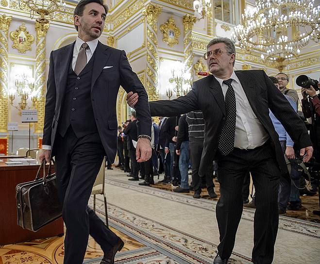 Министр по вопросам Открытого правительства Михаил Абызов (слева) 