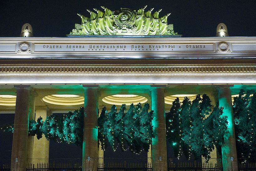 Горизонтальная новогодняя елка на входе в парк Горького 