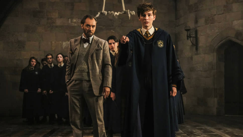 В 2018 году актер исполнил роль Альбуса Дамблдора в сиквеле «Фантастических тварей» (кадр на фото), повторив роль в триквеле в 2022 году. Актер вспоминал о работе над картиной: «Я никогда не чувствовал себя так, как на площадке этого проекта. Ответственность, которую он подразумевает. Это прекрасно, будто ты получаешь какой-то действительно ценный артефакт или что-то еще, о чем нужно заботиться»