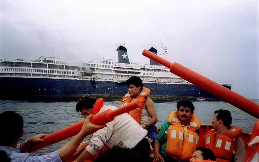 30 ноября 1994 года на круизном лайнере Achille Lauro произошел пожар в машинном отделении. На судне тоннажем 23,6 тыс. тонн находились свыше 1 тыс. человек, которые были эвакуированы. Само судно попытались взять на буксир, однако лайнер затонул 2 декабря восточнее Африканского Рога (Сомали) в Индийском океане