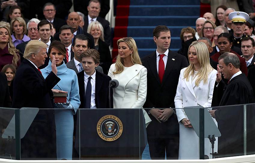 Дональд Трамп с супругой Меланьей, сыновьями Бэрроном и Дональдом и дочерьми Иванкой и Тиффани 