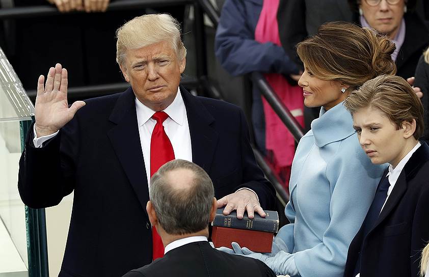 Президент США Дональд Трамп, его жена Меланья и сын Бэррон во время клятвы 