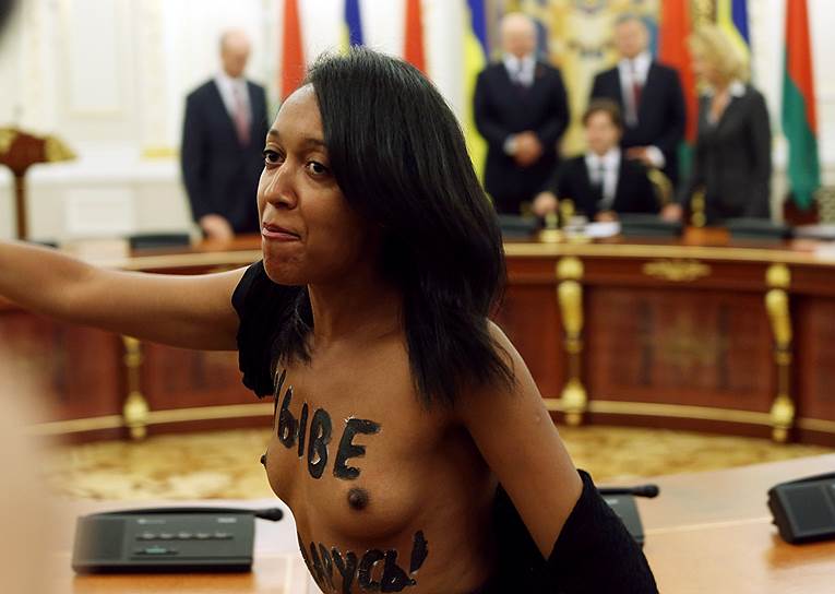 21 июля 2017 года активистка Femen Анжелина Диаш обнажила грудь на церемонии подписания межправительственных договоров между Украиной и Белоруссией. В присутствии Петра Порошенко и Александра Лукашенко девушка выкрикивала «Жыве Беларусь!». Акция стала протестом против визита белорусского лидера в Киев