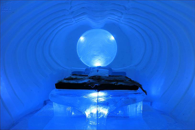 В шведской деревне Юккасарви функционирует ледяной отель — Icehotel. Для комфортного пребывания гостям выдается теплая одежда (комбинезоны, ботинки, перчатки и балаклавы), спальные мешки. Температура комнат поддерживается на уровне от -5C до  -7C. Помимо «холодных» номеров, на территории расположена церковь, бар, ресторан, лаундж-зоны и отапливаемые комнаты. Администрация отеля рекомендует бронировать одну ночь в холодном номере и пару ночей в теплом помещении