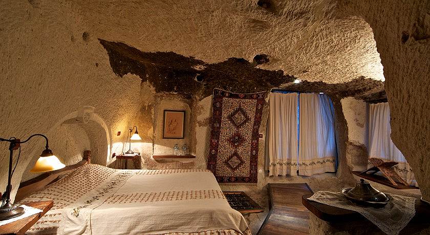 В турецкой деревне Гёреме можно остановиться на ночлег в пещере Kelebek Cave Hotel. Гостиничный комплекс сформирован из горы, образованной в результате извержения вулкана. Номерной фонд включает 47 комнат. Вблизи отеля располагается национальный парк Гёреме и пещерные поселения Каппадокии (подземные города и пещерные монастыри)