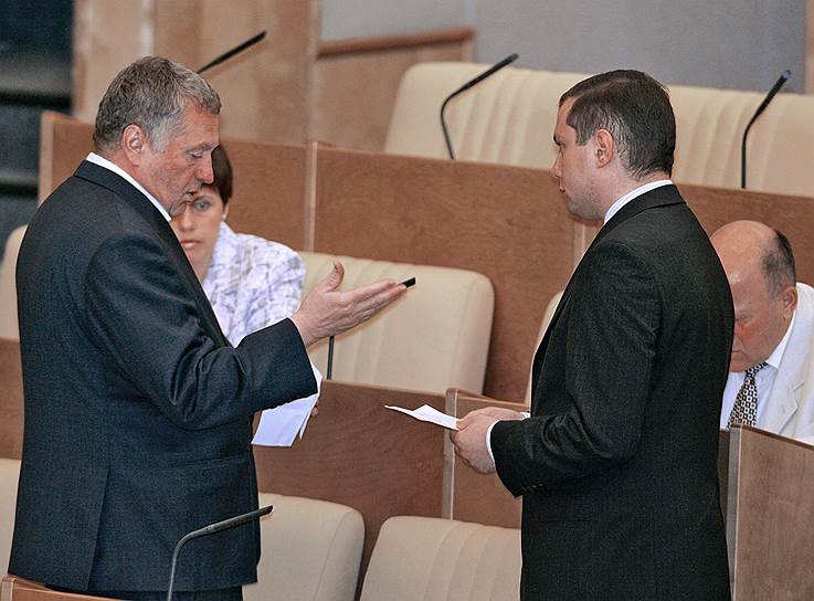В 1990-е Алексей Островский начинал как помощник Владимира Жириновского и пресс-секретарь ЛДПР, позднее стал депутатом Госдумы. С партией он не расстался, однако депутатское кресло сменил на губернаторское — возглавляет Смоленскую область&lt;br>На фото: Владимир Жириновский (слева) и Алексей Островский (спарва)
