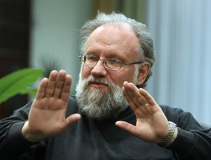 Владимир Чуров, работавший в 1990-х годах в комитете по внешним связям Санкт-Петербурга (комитет возглавлял Владимир Путин), никогда не был членом ЛДПР. Однако по спискам партии избрался в Госдуму в 2003 году. В 2007 году господина Чурова ЛДПР предложила в состав Центризбиркома, после чего он был избран главой комиссии. На этом посту он получил наибольшую известность, выработав «первый закон Чурова: Путин всегда прав». Из-за скандалов на выборах на второй срок в 2011 году ЛДПР делегировать Владимира Чурова отказалась, сделал это президент. В июне 2016 года после отставки он был назначен послом по особым поручениям МИД РФ