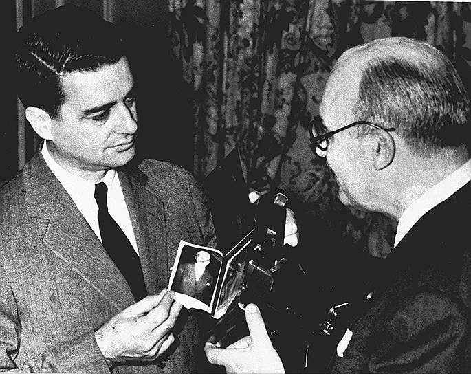 Главным изобретением Эдвина Ленда стала мгновенная фотография. Комплекты нового типа состояли из светочувствительного материала, специальной бумаги и капсул с проявляюще-фиксирующей пастой. Первая партия из 60 фотоаппаратов, выставленная на продажу в Бостоне перед Рождеством, была распродана в первые же часы