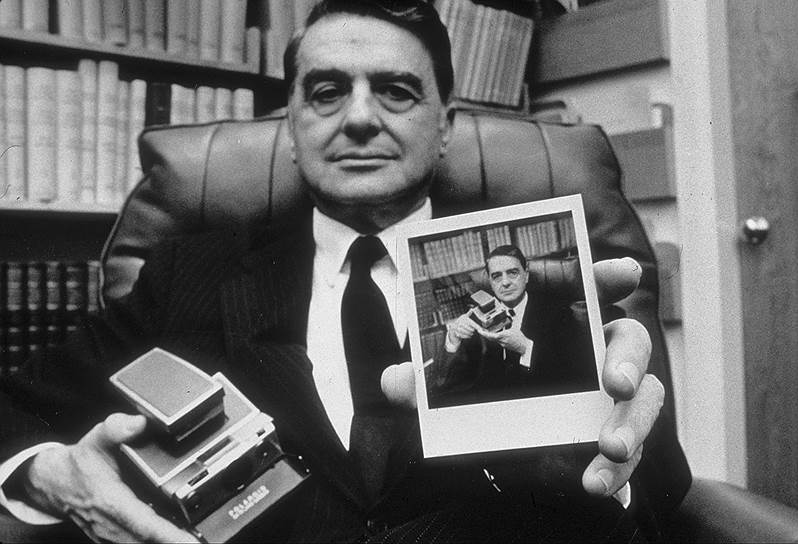 «Изобретение мгновенной фотографии в том числе и эстетическое событие: это позволило людям, которые видят в окружающем обыденном мире художественную ценность, получить новую среду для самовыражения»