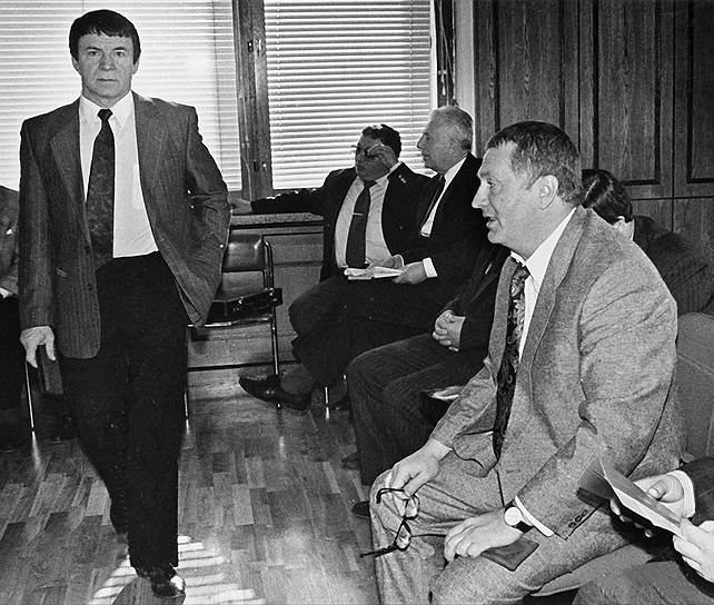 Телеэкстрасенс Анатолий Кашпировский избирался в Госдуму от ЛДПР в 1993 году. Он обвинял Владимира Жириновского в расизме и пропаганде войны, однако оставался во фракции вплоть до 1995 года&lt;br>На фото: Анатолий Кашпировский (слева) и Владимир Жириновский (справа)