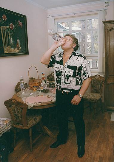 Певец и композитор Юрий Антонов придерживался в 1990-х монархических и националистических взглядов. Он выдвинул свою кандидатуру на выборах в Курское заксобрание от ЛДПР. Депутатом он так и не стал, поскольку его территория была отдана на откуп коммунистам. О Владимире Жириновском он говорил так: «Если бы все государственные деятели были отмороженными и вымученными, было бы неинтересно. А когда он выступает, все сразу устремляются к телевизорам. Зачастую не от того, что разделяют его взгляды, а потому, что это шоу»