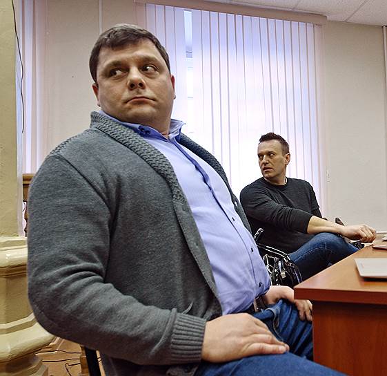 Бывший директор «Вятской лесной компании» Петр Офицеров (слева) и глава Фонда борьбы с коррупцией Алексей Навальный