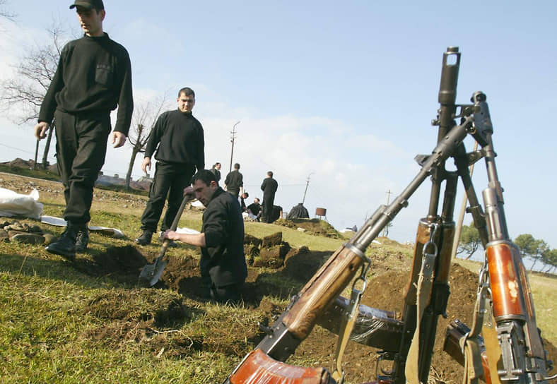 Сотрудники правоохранительных органов автономной республики Аджария копают окопы на границе с Грузией. 2003 год