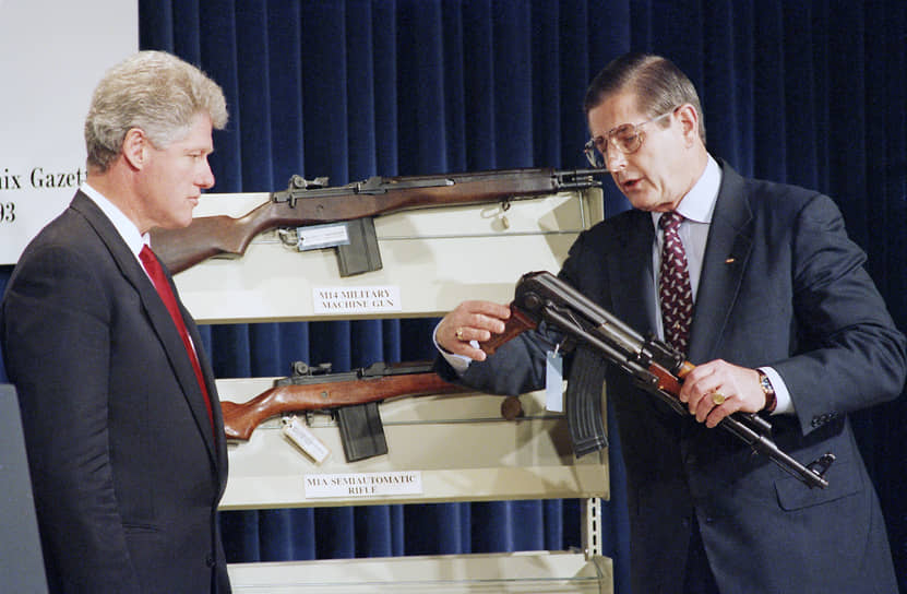 Глава Бюро алкоголя, табака, огнестрельного оружия и взрывчатых веществ США Джон Мэгоу (справа) показывает АК-47 президенту США Биллу Клинтону. В это время в администрации президента готовился проект закона о запрете продавать полуавтоматическое и автоматическое оружие. 1994 год