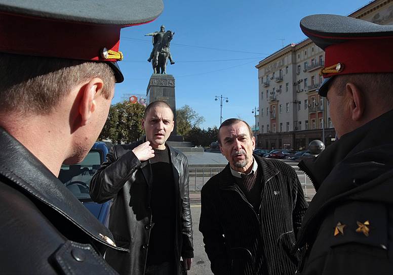 Координатор движения «Левый фронт» Сергей Удальцов (второй слева) и исполнительный директор движения «За права человека» Лев Пономарев (второй справа) 