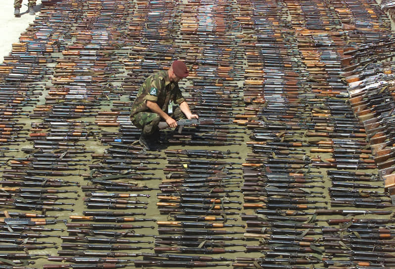 Инвентаризация оружия албанских партизан солдатами НАТО на военной базе в Северной Македонии. 2001 год