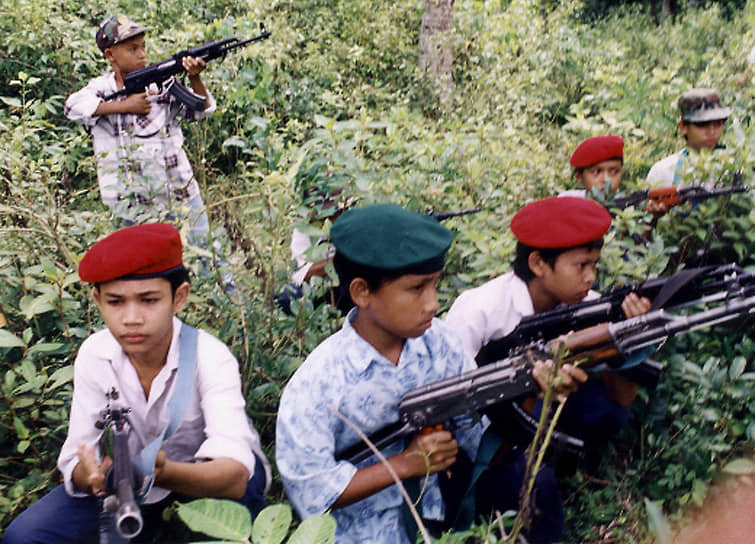 Подростки с АК-47 в джунглях индонезийской провинции Ачех. 1999 год 