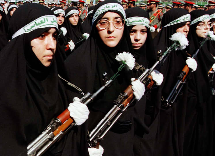 Иранские женщины с цветами в стволах автоматов на военном параде в Тегеране. 1998 год 