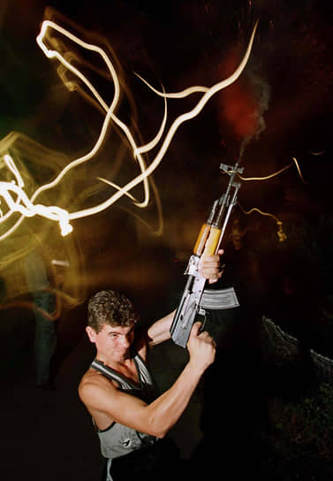 Албанец стреляет из АК-47 в честь победы Социалистической партии Албании на парламентских выборах. 1997 год
