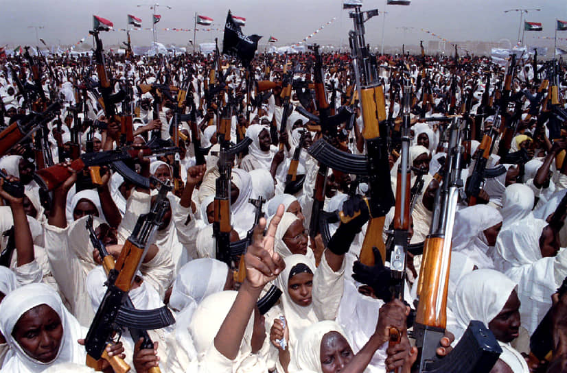 Митинг военизированного формирования Силы народной обороны Судана в Хартуме. 1995 год