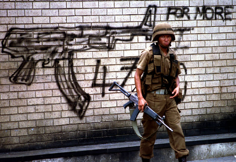 Вооруженный патрульный в Йоханнесбурге (ЮАР). 1994 год 