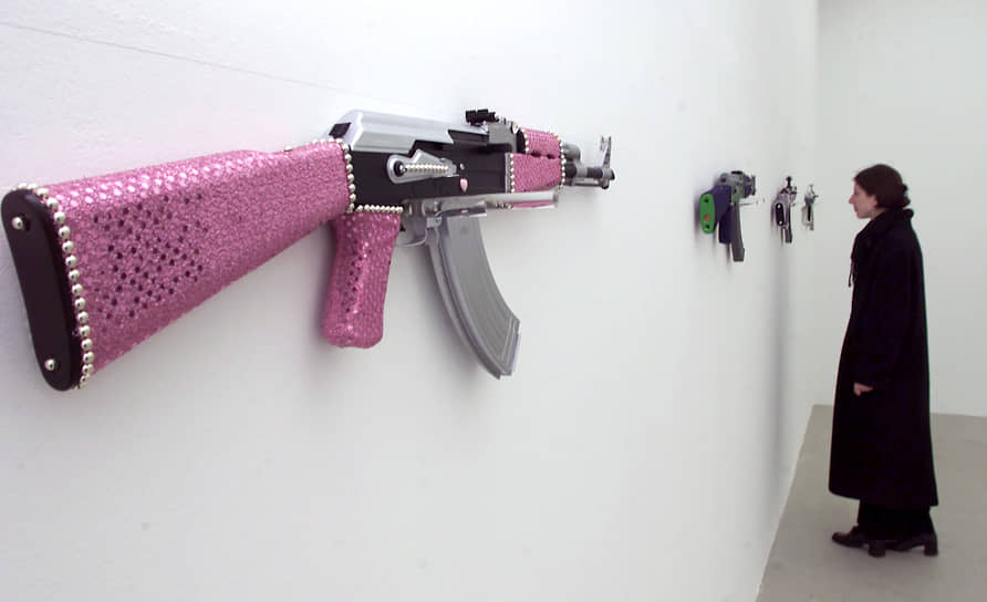 Выставка итальянского художника Антонио Риелло, украсившего АК-47 жемчугом и разноцветными тканями. 2002 год 
