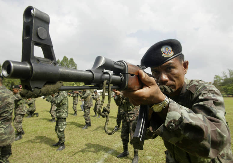 Солдаты тайского спецназа обучают новобранцев, как пользоваться АК-47. 2007 год 