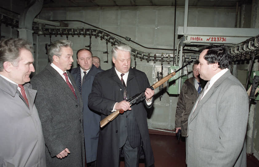 Президент России Борис Ельцин (в центре) на производственном объединении «Ижмаш» знакомится с продукцией — автоматом Калашникова. 1993 год