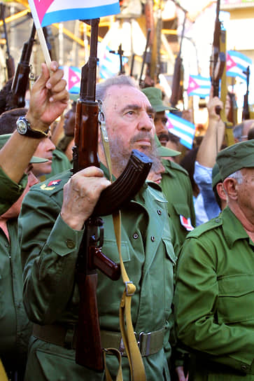Председатель Госсовета Кубы Фидель Кастро с АК-47 во время 40-й годовщины революции на острове. 2001 год