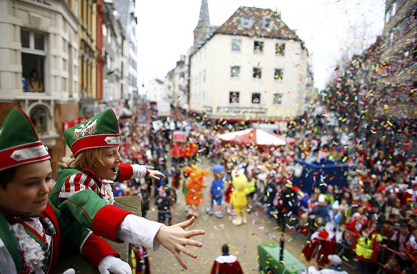 Кельн, Германия. Дети в карнавальных костюмах на карнавале Rosenmontag