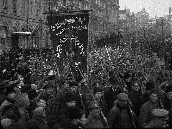 Через несколько дней после начала массовых демонстраций, войска начали переходить на сторону протестующих. Начинается вооруженное востание. Первыми мятеж подняли солдаты Волынского полка, к ним присоединились Литовский и Преображенский полки. Солдаты Петроградского гарнизона начали громить казармы, расстреливать командиров. На сторону восставших перешел Гвардейский морской экипаж. К середине марта около полумиллиона солдат были вовлечены в революционное движение