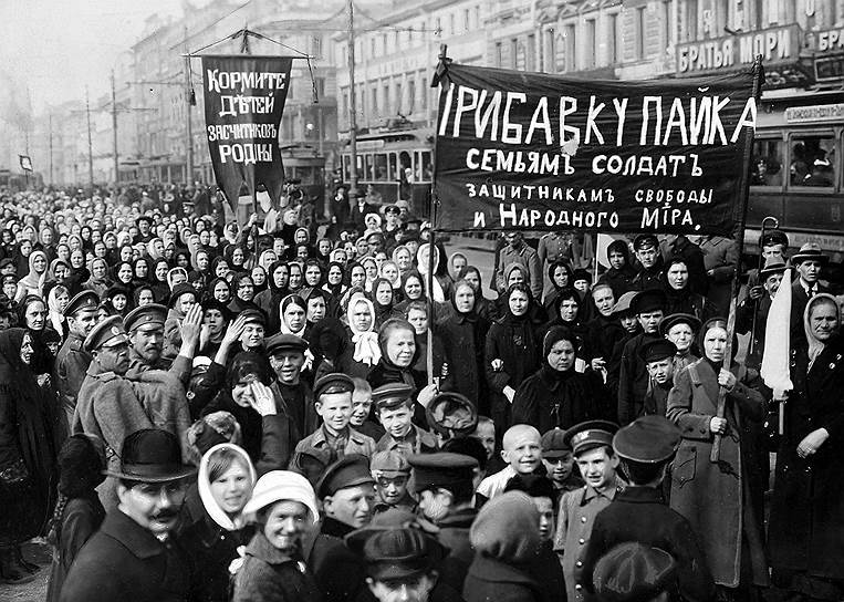 События февраля 1917 года нельзя считать бескровными. По разным оценкам, жертвами кровопролитных боев стали от 1315 до 2000 человек. Похоронная процессия состоялась на Марсовом поле. «Керенскому нужны были жертвы, во что бы то ни стало, как и все то, что он дальше делал для углубления &quot;Великой бескровной российской революции&quot;», — писал начальник Петроградского охранного отделения Константин Глобачев