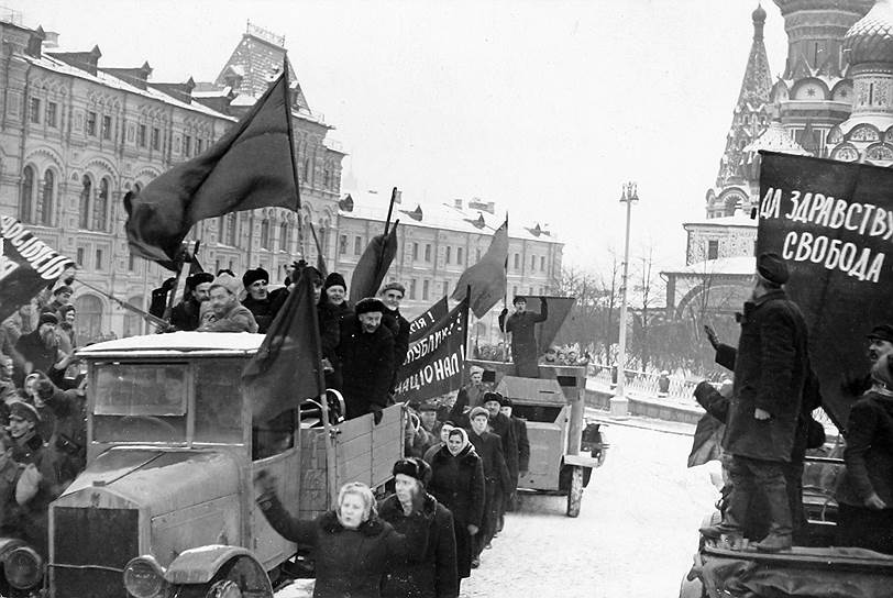 Вслед за Петроградом волнения начались по всей стране. Первыми о событиях в столице узнали в Москве. 28 февраля (13 марта) забастовали все московские заводы. Вопреки запрету прошел митинг у городской думы. Начали формироваться Московский совет рабочих депутатов и Московский совет солдатских депутатов, которые объединились только в конце года. Похожие процессы происходили в Нижнем Новгороде, Саратове, Самаре