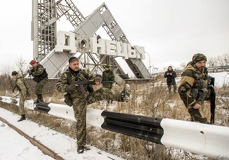 Военнослужащие армии самопровозглашенной Донецкой народной республики (на фото) теперь будут охранять не линию соприкосновения, а «государственную границу»
