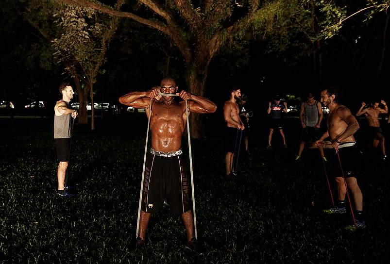 Сан-Паулу, Бразилия. Местные жители делают физические упражнения в парке